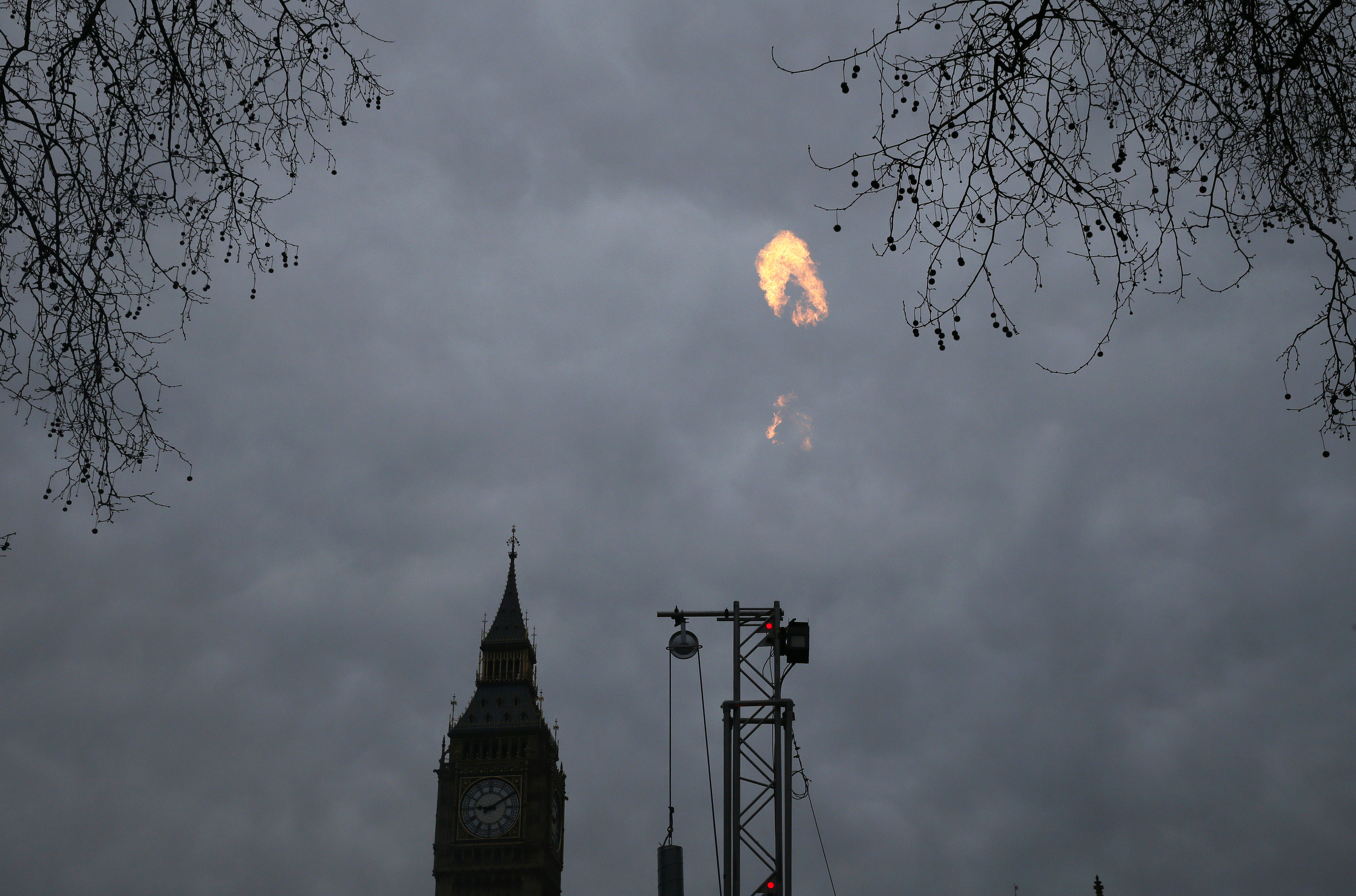 Một giàn khoan nổ khí đốt trong cuộc biểu tình chống nứt vỡ của các nhà hoạt động Hòa bình xanh bên ngoài Tòa nhà Quốc hội ở London