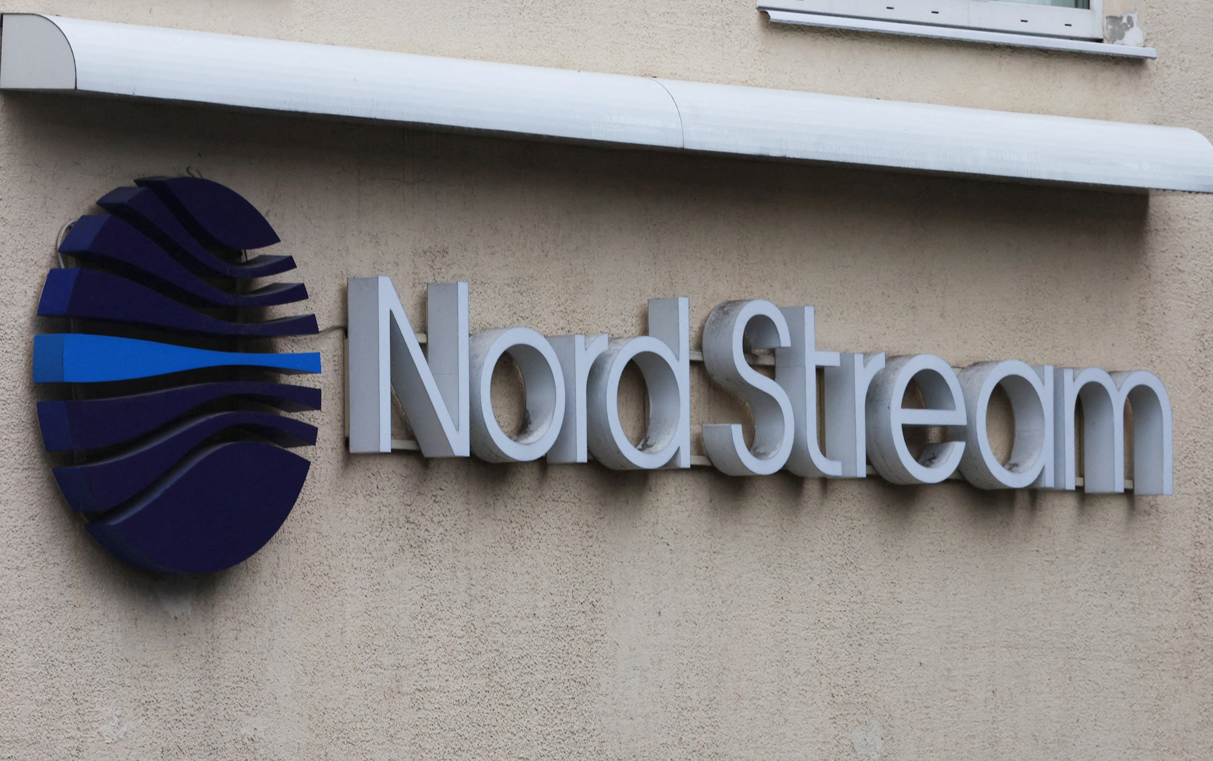 Logo của Nord Stream AG được nhìn thấy tại một tòa nhà văn phòng ở Vyborg