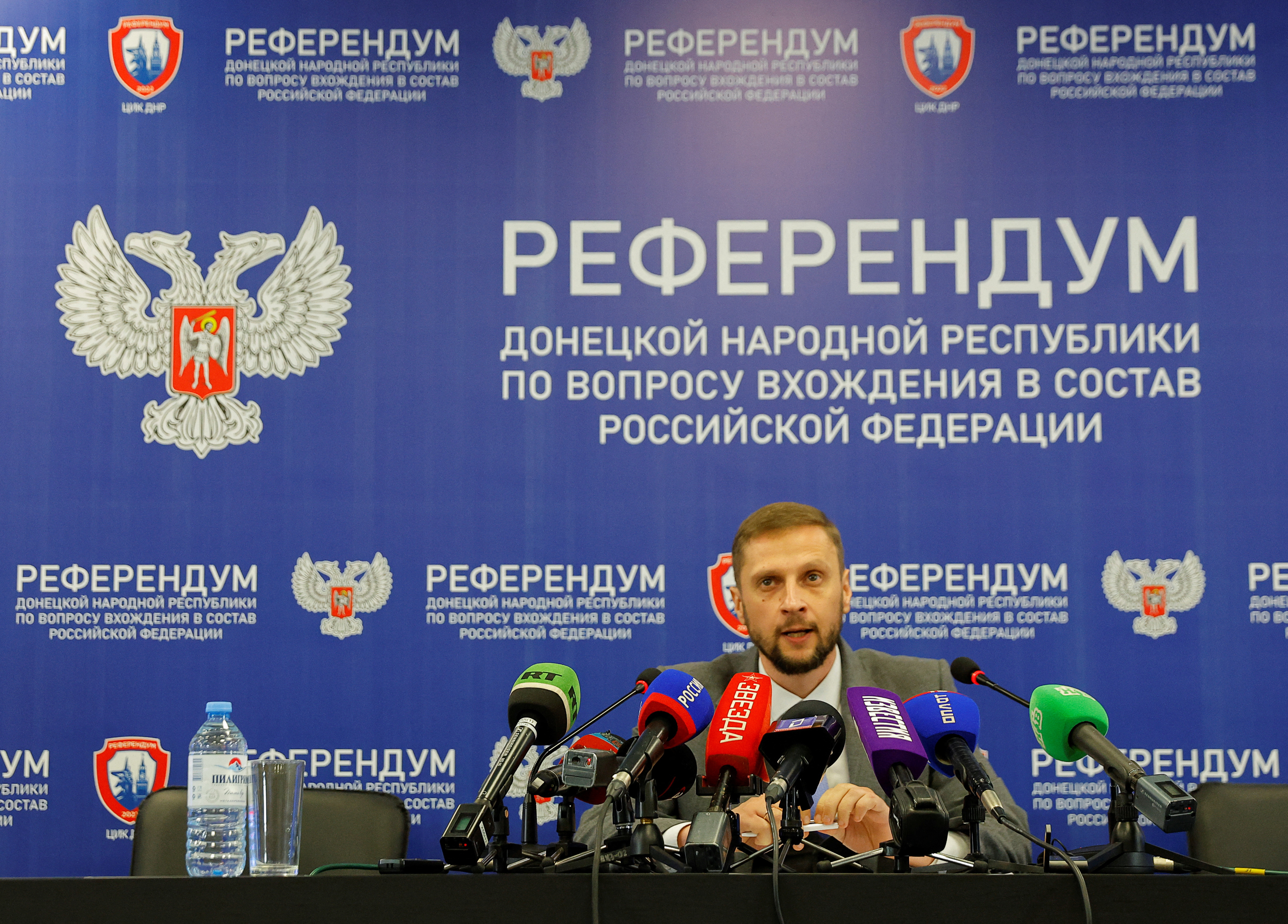 Trưởng ban bầu cử Vladimir Vysotsky công bố kết quả sơ bộ của cuộc trưng cầu dân ý ở Donetsk