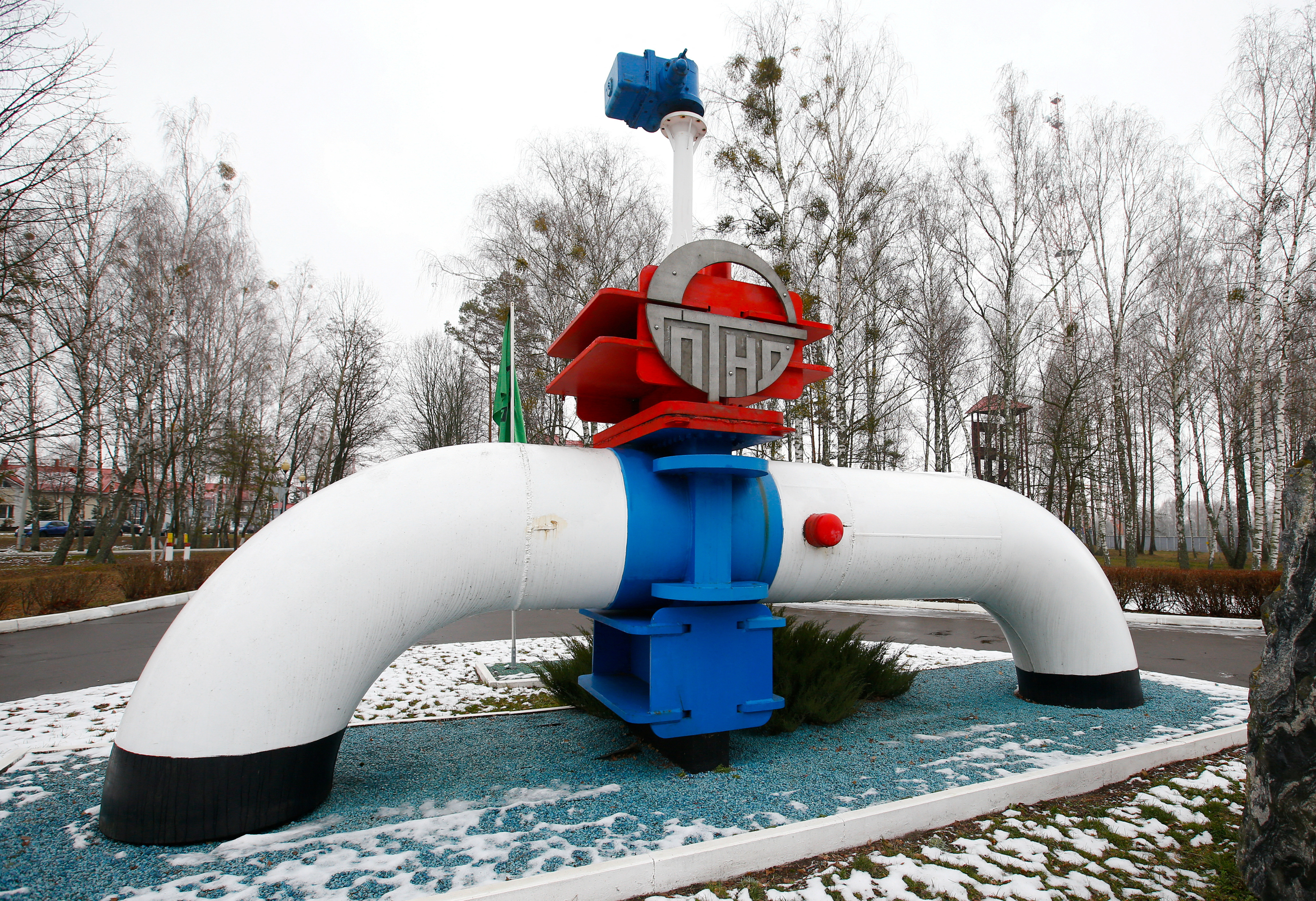 Mô hình đường ống được nhìn thấy ở lối vào chính của trạm bơm dầu Gomel Transneft