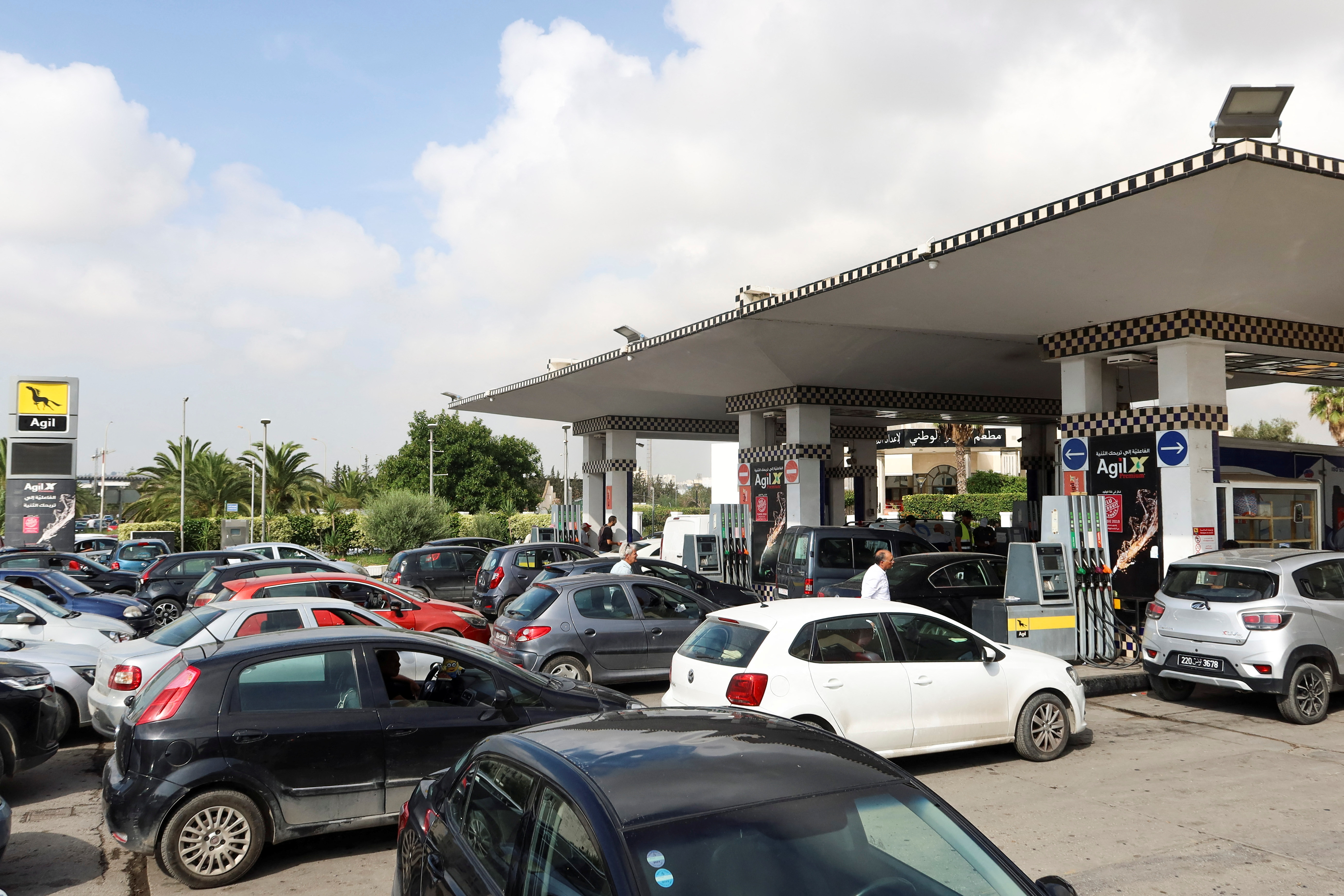Ô tô xếp hàng đổ xăng tại một trạm xăng ở Tunis
