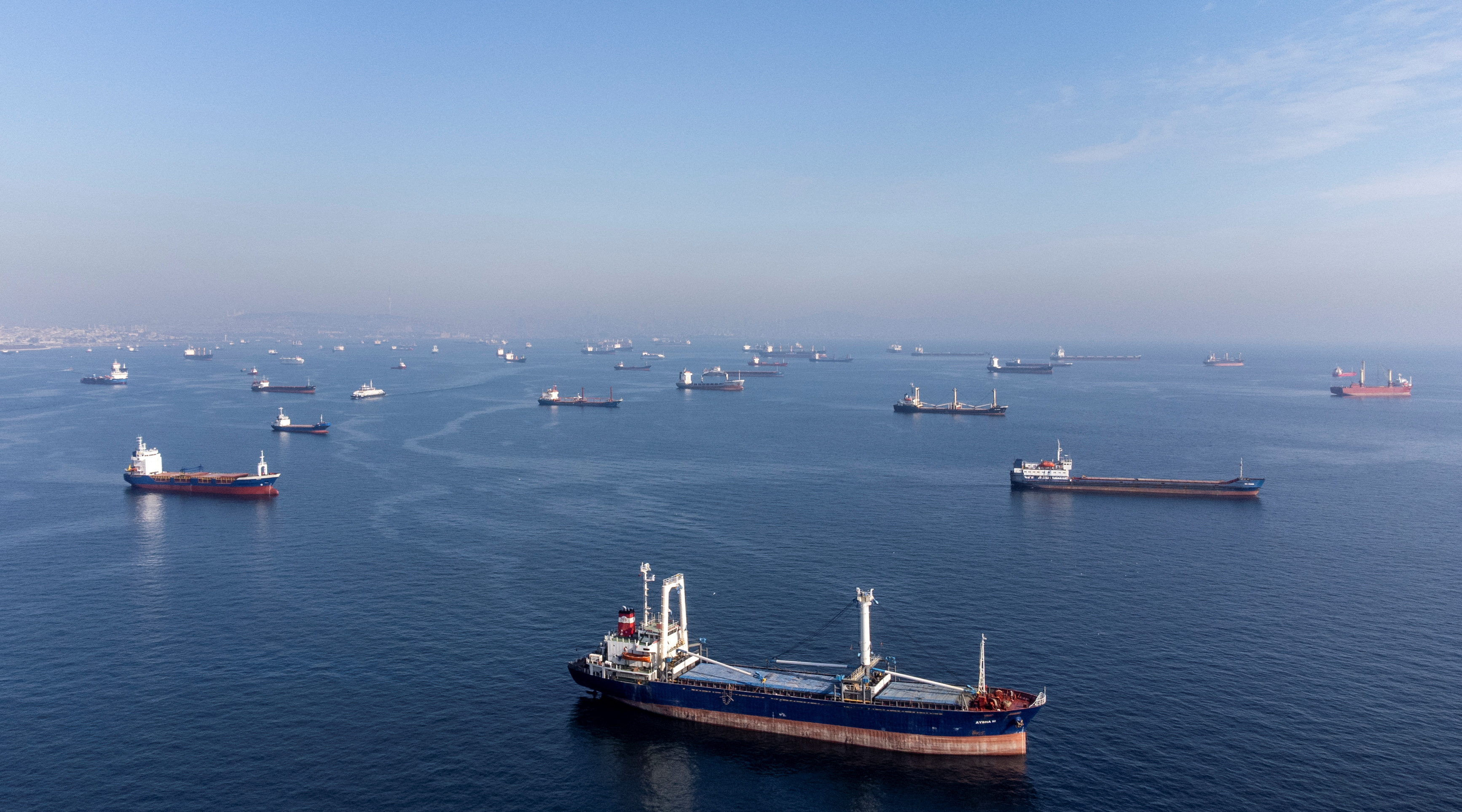 Các tàu thương mại bao gồm các tàu nằm trong thỏa thuận ngũ cốc ở Biển Đen chờ đi qua eo biển Bosphorus ngoài khơi bờ biển Yenikapi ở Istanbul