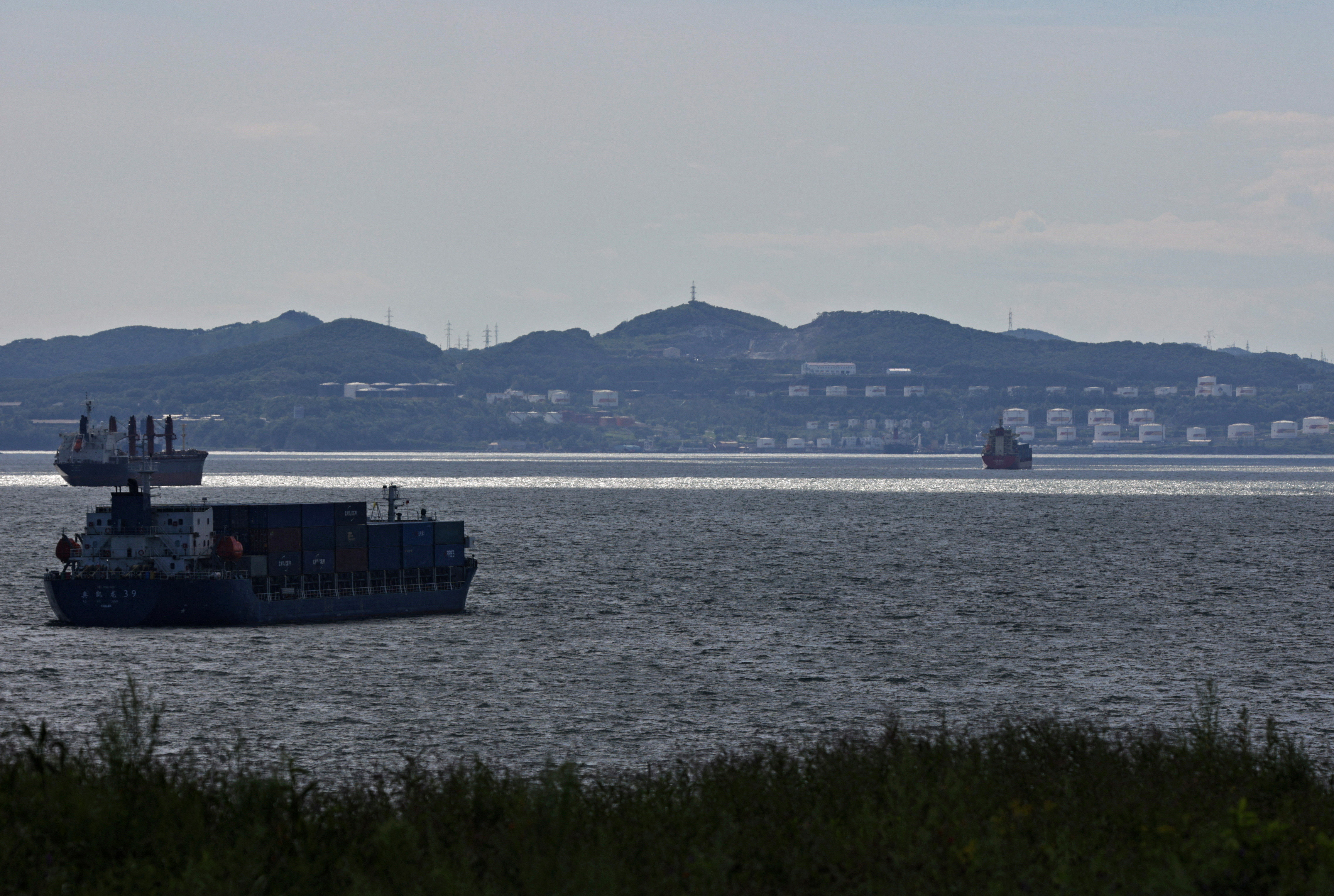 Một tàu container đi dọc theo Vịnh Nakhodka gần cảng dầu ở thành phố cảng Nakhodka