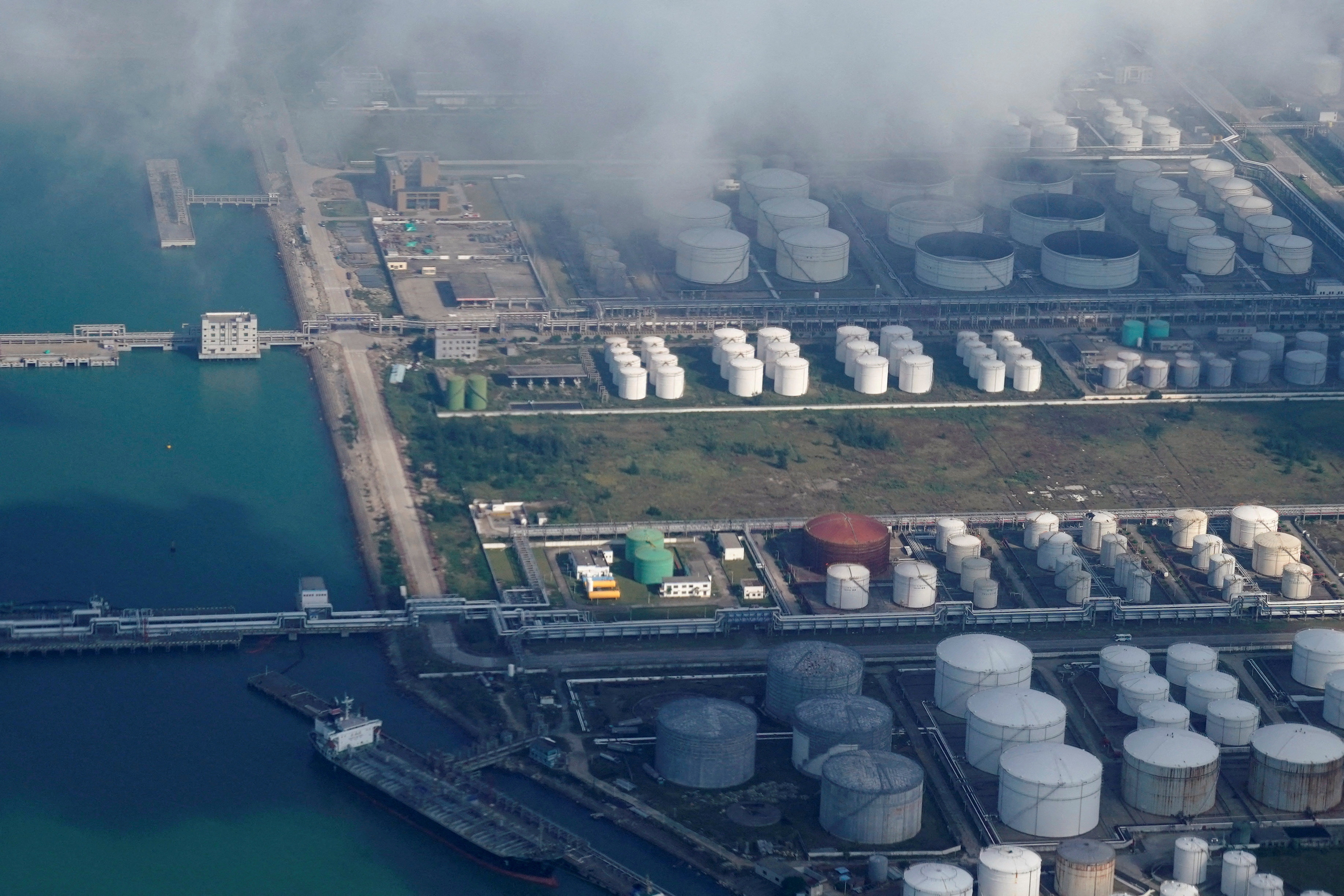 Các bồn chứa dầu và khí đốt được nhìn thấy tại một kho chứa dầu tại một cảng ở Chu Hải