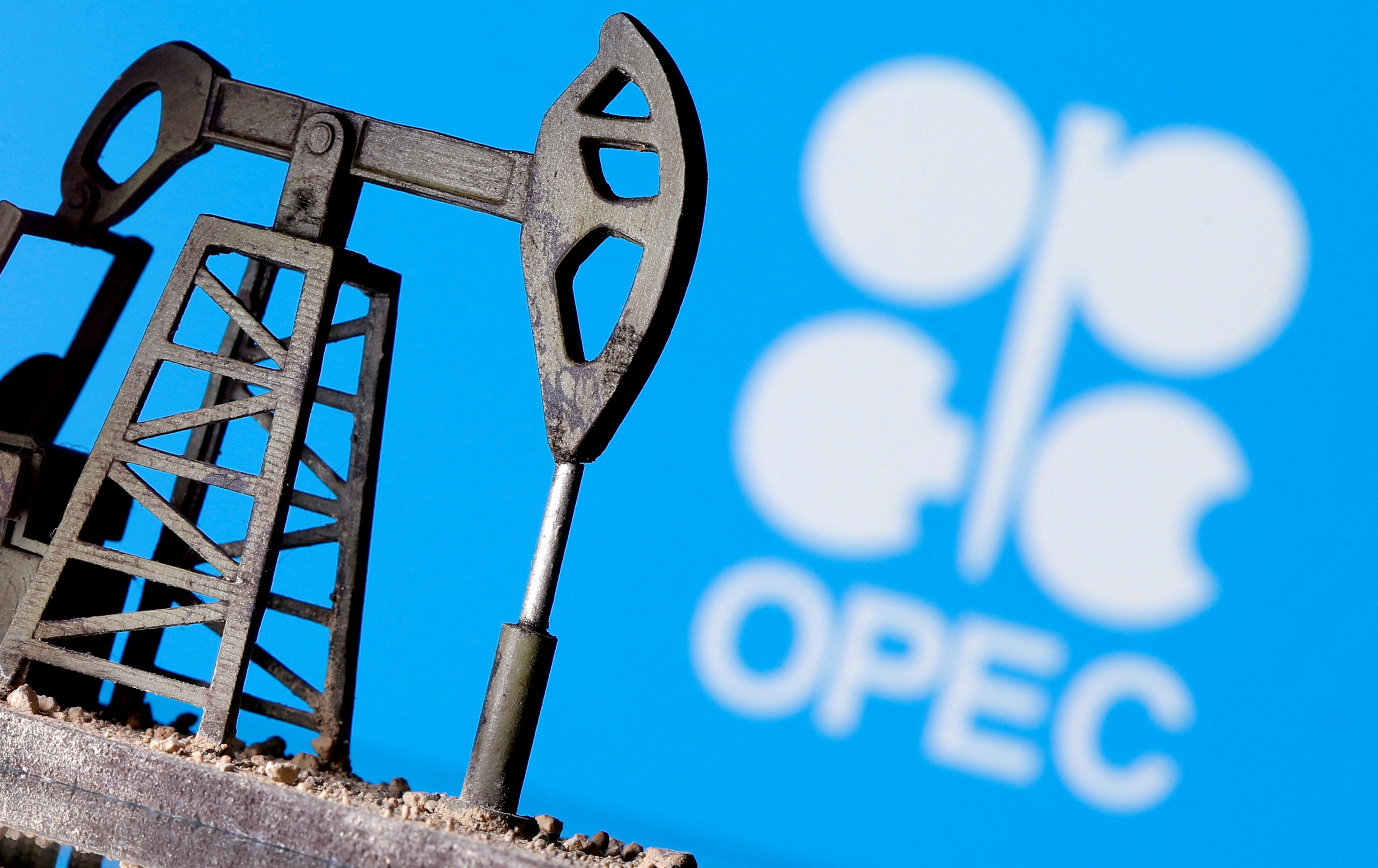 Giắc bơm dầu được in 3D phía trước logo OPEC trong hình minh họa này